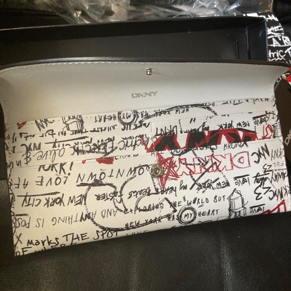DKNY Wallet - Picture 4 of 6